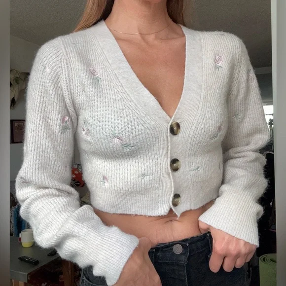 Cropped Cardigan with Embroidered Flowers - Picture 4 of 7
